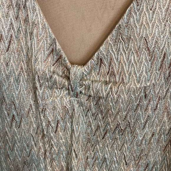 Jones New York Woman Ladies V neck top Size 2X, 100% polyester machine washable - Picture 2 of 7